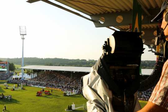Beeindruckender Blick: Eine Fernsehkamera filmt das Hauptstadion von oben.